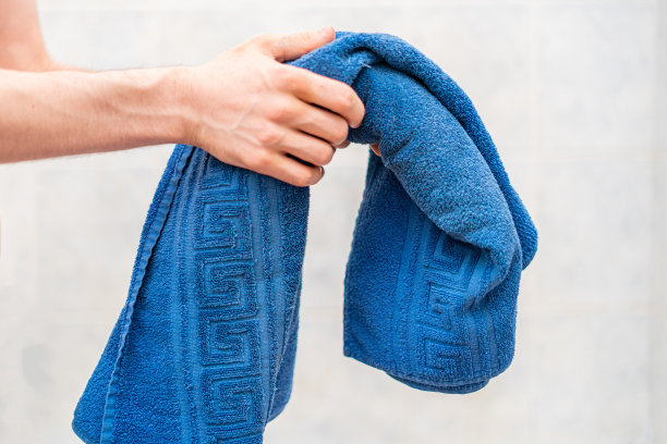 洗澡前手持彩色毛巾的人图片下载