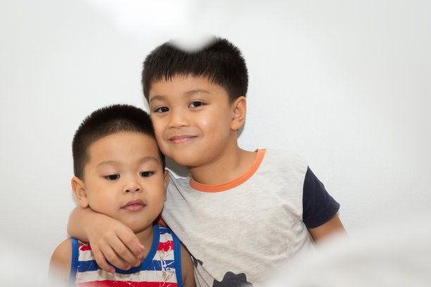 亚洲男孩在家里拥抱他的弟弟图片下载