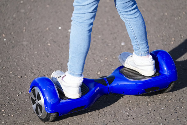 小女孩在悬浮滑板上练习平衡运动图片下载