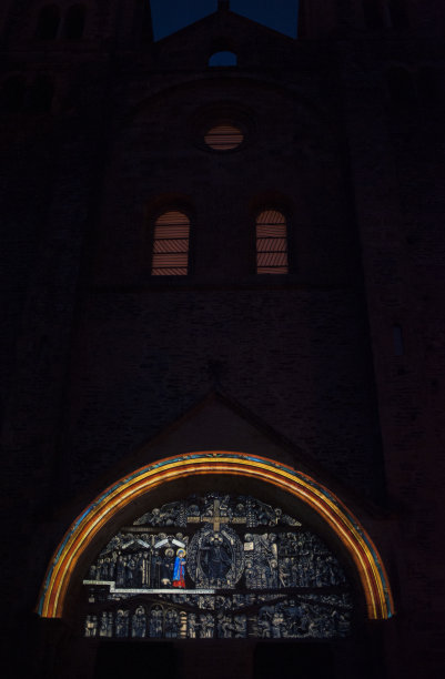 夜晚，征服寺鼓室的灯光图片下载