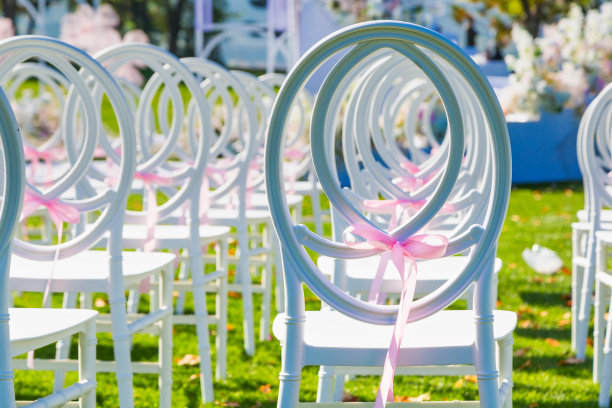 户外婚礼现场的椅子装饰丝带图片下载