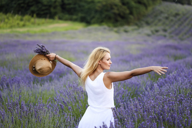 在薰衣草田里的金发女郎图片下载