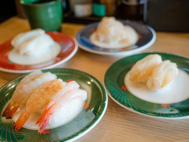 虾寿司放在一个小盘子里图片下载