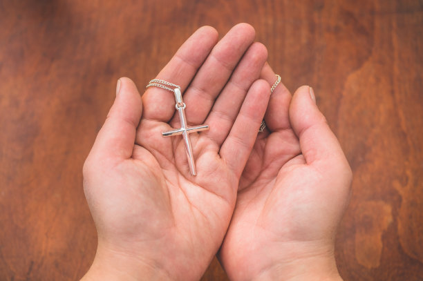 手里拿着十字架的女人图片下载