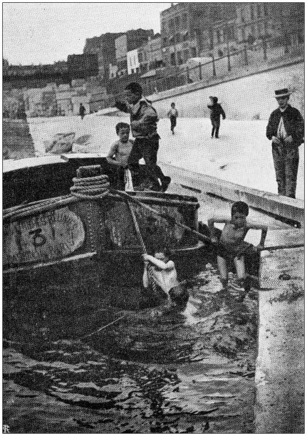 古董照片:潜水和游泳到运河圣马丁图片下载