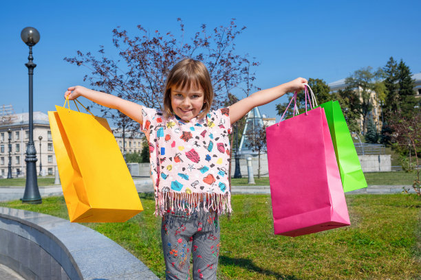 快乐的孩子与彩色包装。图片下载