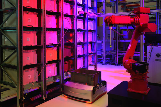 现代配送仓库的机器人和货架图片下载