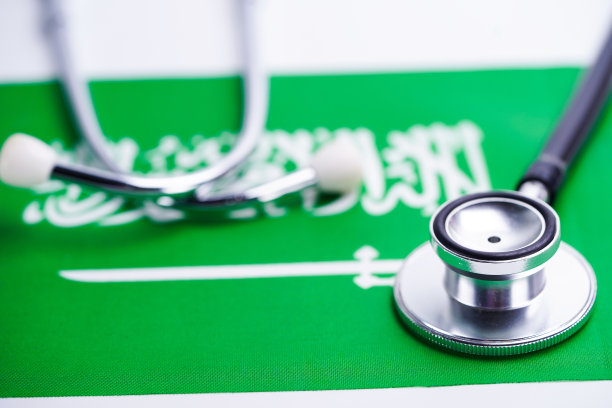 沙特阿拉伯国旗背景上的黑色听诊器图片下载