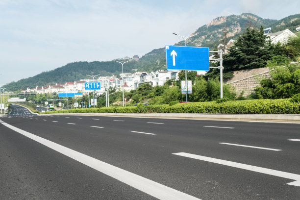 高速公路和茂密的森林，户外，青岛，中国图片下载