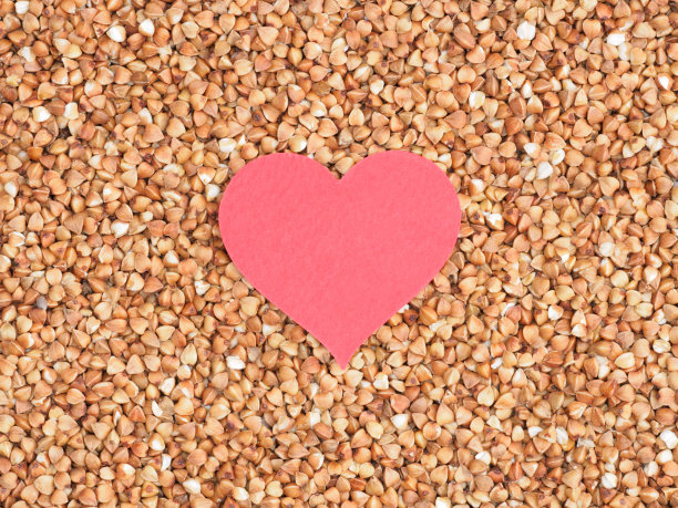 红心荞麦groats背景。我喜欢荞麦概念图片下载