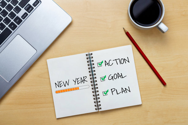 2020年新年决心目标清单——在商务办公桌上手写的笔记本上列出新年目标和决心。图片下载