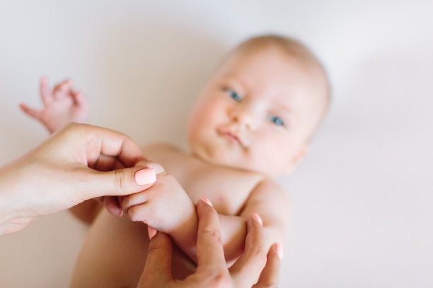按摩宝宝的手臂素材图片