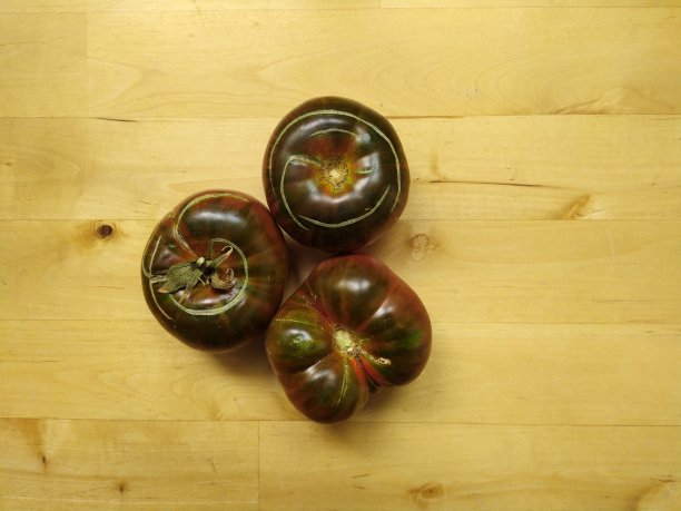 三个自然西红柿图片下载