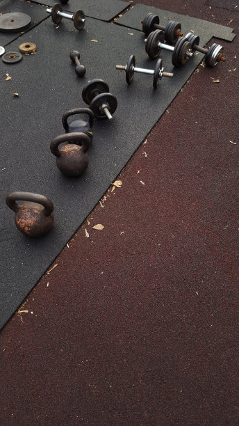室外锻炼区域的哑铃图片图片下载