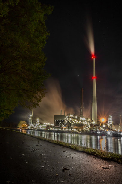 临根炼油厂的长时间曝光，前景反射湿街，中间是多特蒙德-ems-运河图片下载
