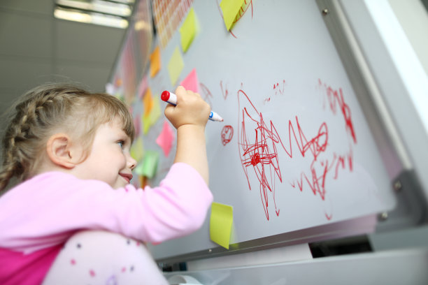 年轻的微笑的孩子图片下载