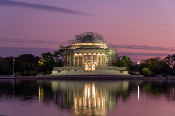 托马斯·杰斐逊纪念堂，脚手架作为黄昏屋顶修复的一部分，在华盛顿特区，美国图片下载