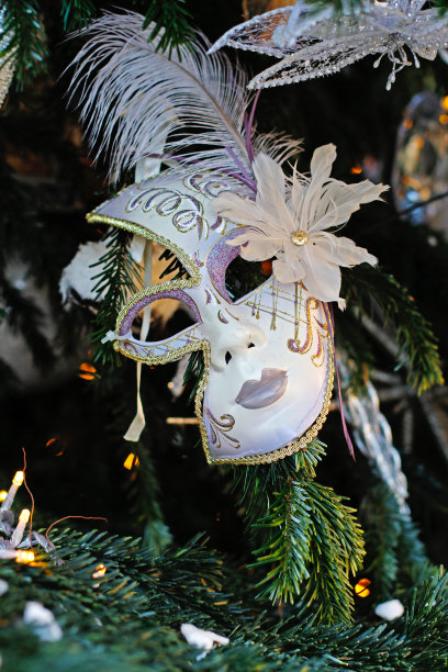 美丽的狂欢节面具挂在圣诞树上图片下载
