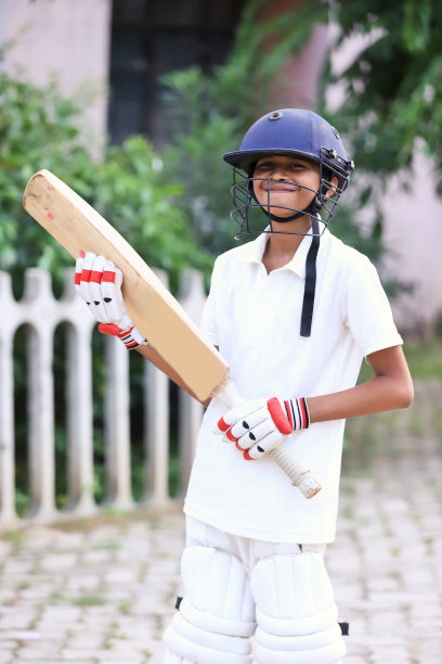 这个来自印度的小男孩准备支持他最喜欢的板球队。图片下载