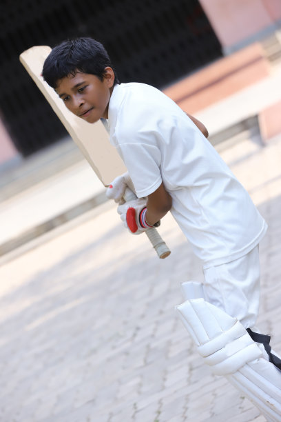 这个来自印度的小男孩准备支持他最喜欢的板球队。图片下载