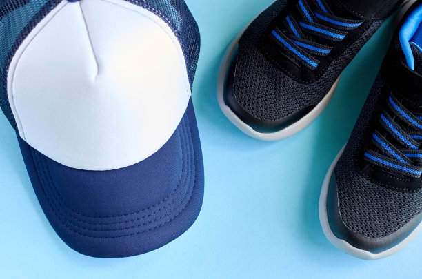 棒球帽和运动鞋在蓝色的背景组成。图片下载