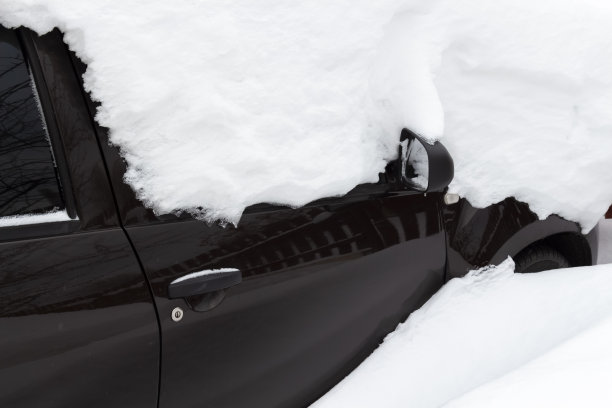 雪下的汽车图片下载