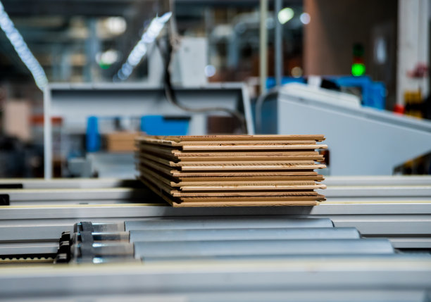 生产线的木地板工厂。数控自动木工机床。图片下载