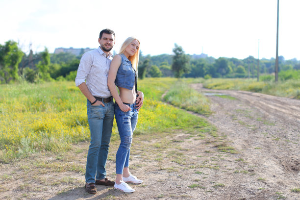 一对漂亮的夫妇站在街上图片下载