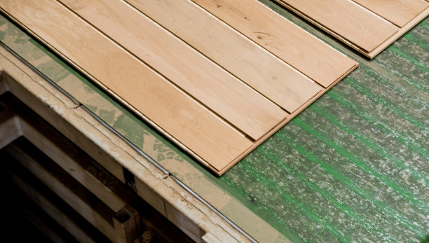 生产线的木地板工厂。数控自动木工机床。图片下载