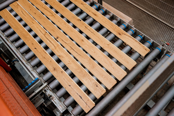 生产线的木地板工厂。数控自动木工机床。图片下载