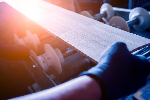 在家具厂车间做纤维板的木匠。木工行业图片下载