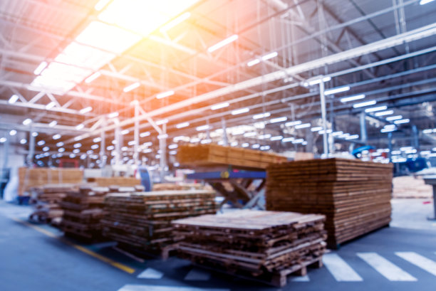 木地板厂生产线的血染背景。数控自动木工机床。图片下载