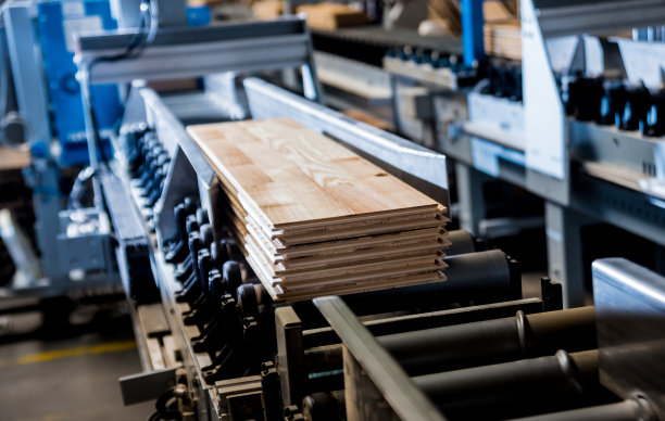 生产线的木地板工厂。数控自动木工机床。图片下载
