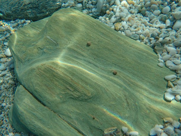 海中的绿色石头，Folegandros图片下载