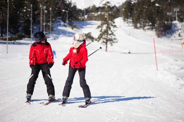 快乐的朋友有乐趣在山上滑雪胜地-自然和运动图片。图片下载