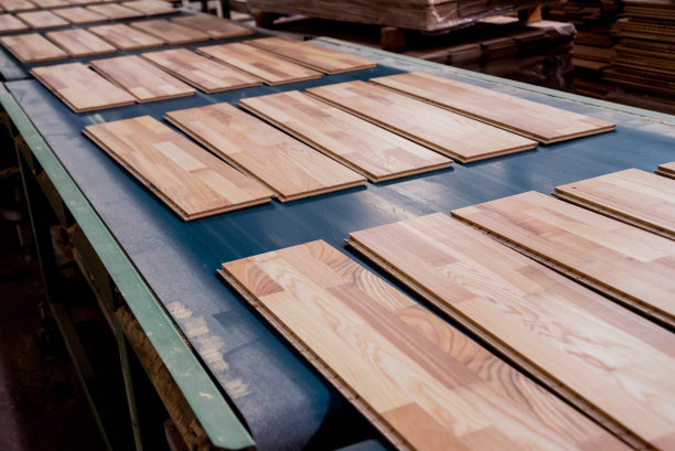 生产线的木地板工厂。数控自动木工机床。图片下载