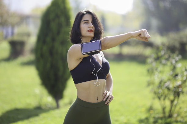 一个女人在公园里打拳的图片，拳击姿势图片下载