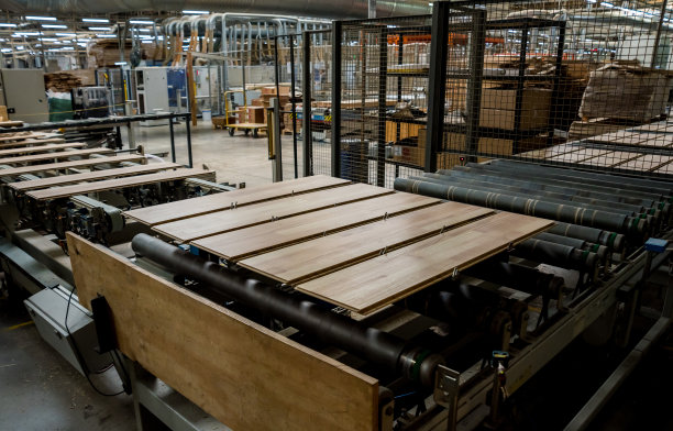 生产线的木地板工厂。数控自动木工机床。图片下载