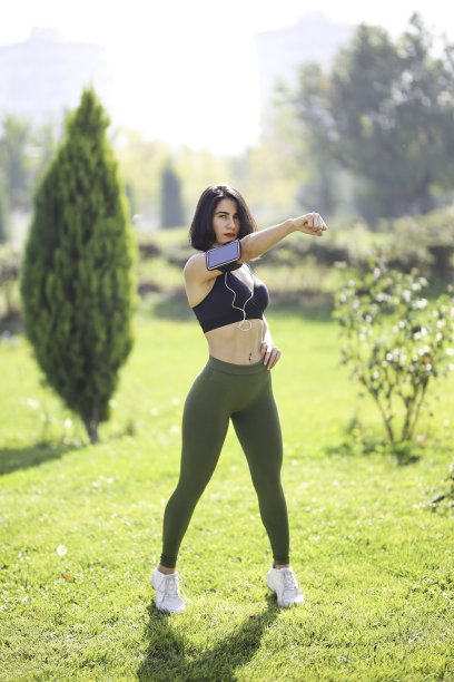 一个女人在公园里打拳的图片，拳击姿势图片下载