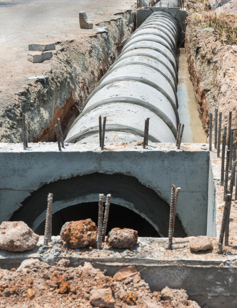 建筑工地的混凝土排水管。混凝土管道堆叠的污水系统与现场对齐。图片图片下载