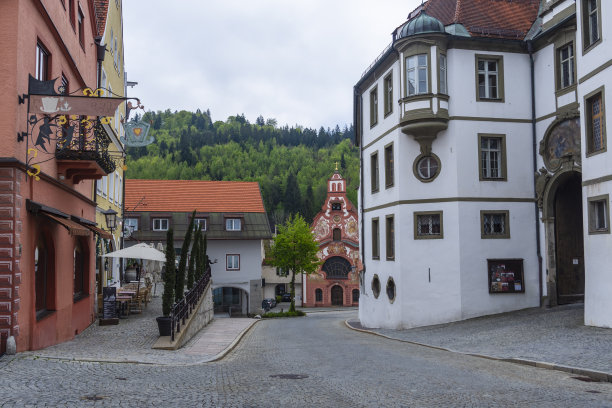 德国小镇富森的街道，右边是Benediktinerkloster St.Mang，中间是圣灵教堂图片下载