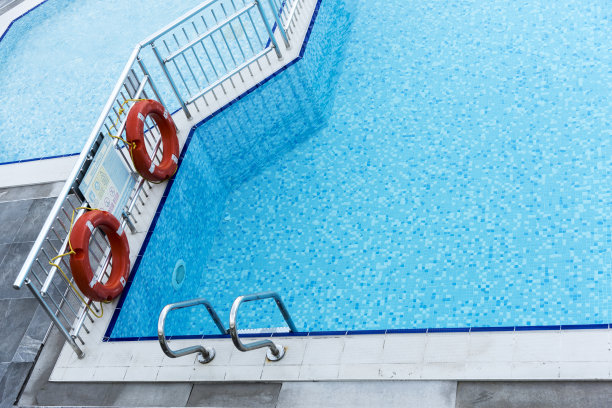 游泳池上的救生圈图片下载