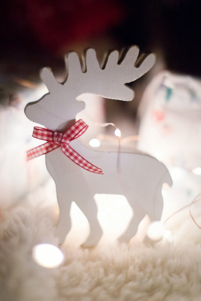 白色木制圣诞驯鹿和红色的蝴蝶结图片下载