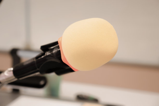 麦克风头黄色在教室。图片下载