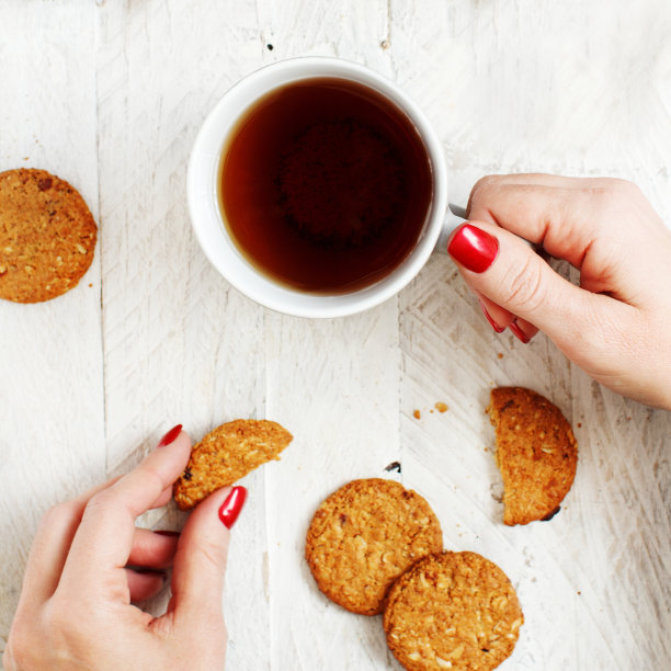 圣诞作文用手保存茶杯和饼干图片下载