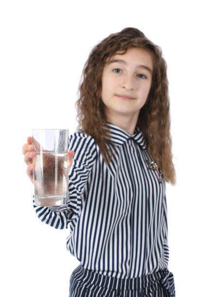 美丽的年轻女孩手里拿着一杯干净的矿泉水图片下载