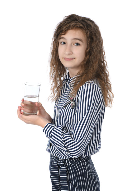 美丽的年轻女孩手里拿着一杯干净的矿泉水图片下载