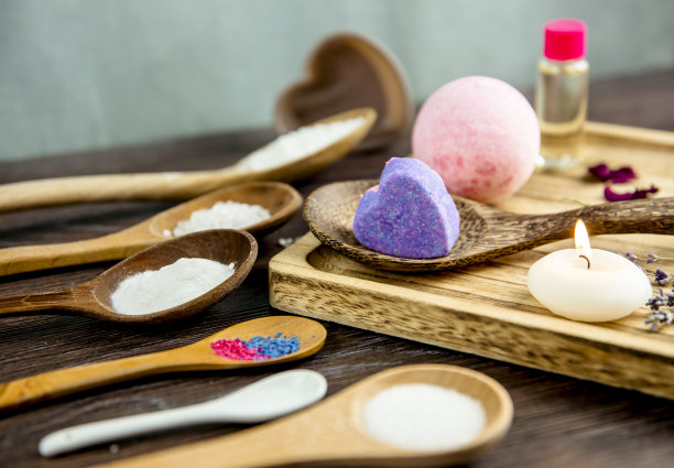 在家里制造泡沫浴炸弹的概念。所有的食材都放在木勺上。图片下载