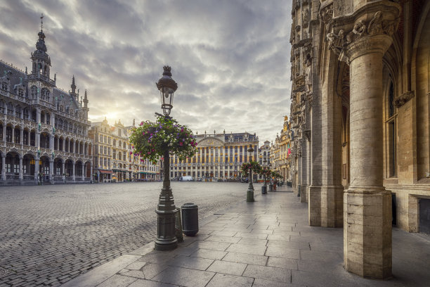 比利时布鲁塞尔大广场上的路灯图片下载