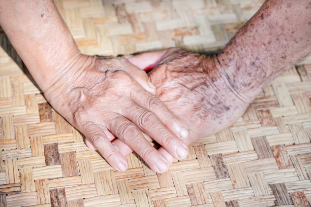 亚洲奶奶和爷爷的手在背景上图片下载